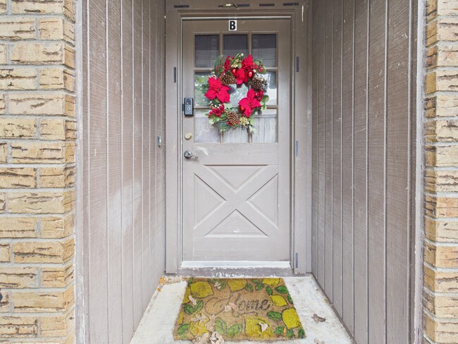 Photo - 2208 Young Pl