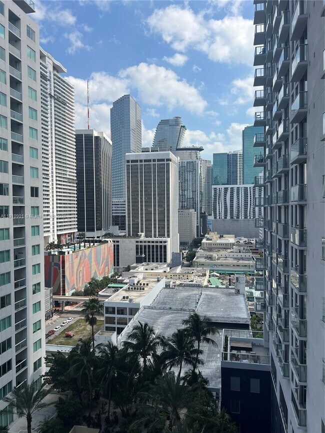 Building Photo - 234 NE 3rd St Unit 1908