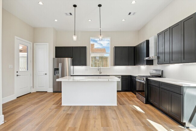 Photo - 5617 Leonard St
