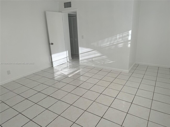 Photo - $2,100MONTHY;2008 PIERCE ST #3 HOLLYWOOD, ...