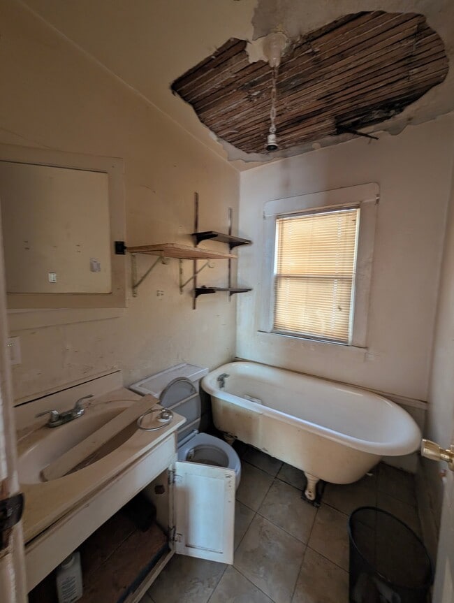 Photo - 715 W Thrush Ave