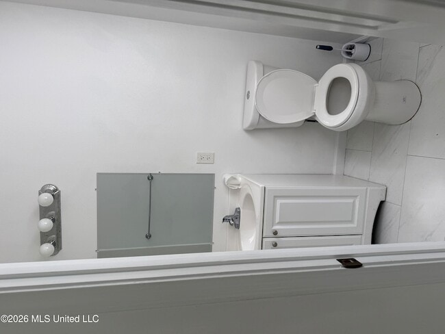 Photo - 212 E 2nd St