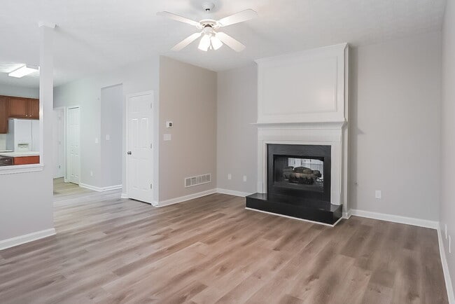 Photo - 209 Chamberlyn Ln