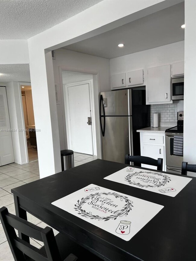 Building Photo - 4164 Inverrary Dr Unit 510