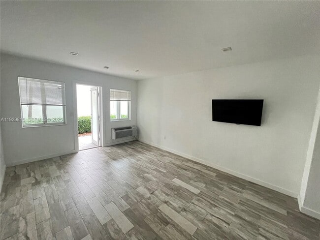 Photo - 220 Collins Ave Unidad 8A