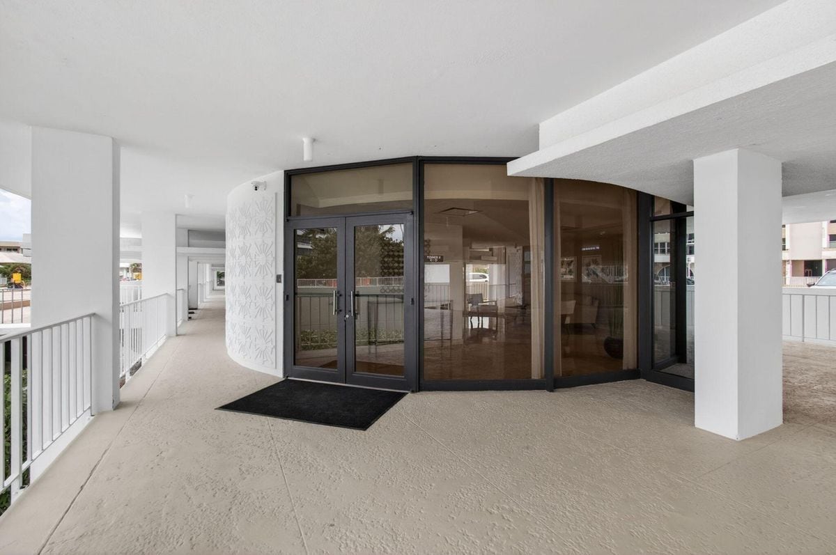 Photo - 552 NW 39th Cir
