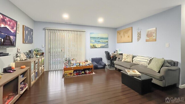 Photo - 2501 Commons at Kingswood Dr