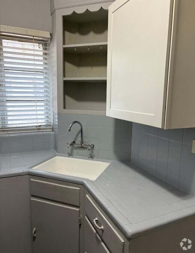 Building Photo - 970 SW 7th St Unit 2 Rental
