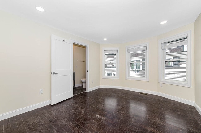 Building Photo - 70 Stanley Ave Unit 70T