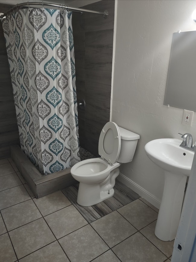 Baño - 713 W Pima St
