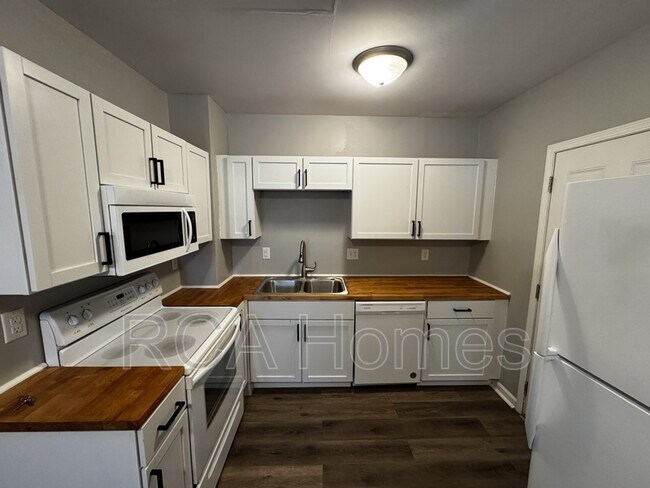 Photo - 3747 E Market St