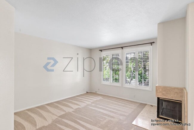 Photo - 425 Navaro Way