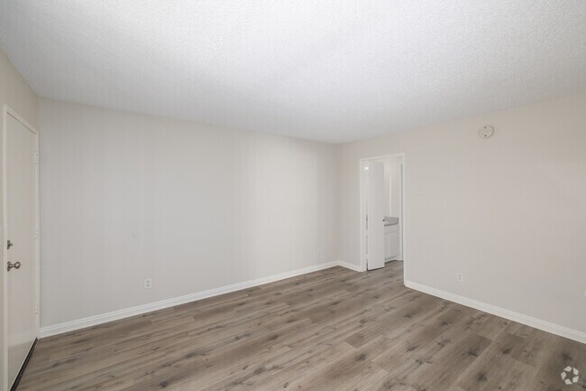 1BR, 1BA - 520SF - Living Room