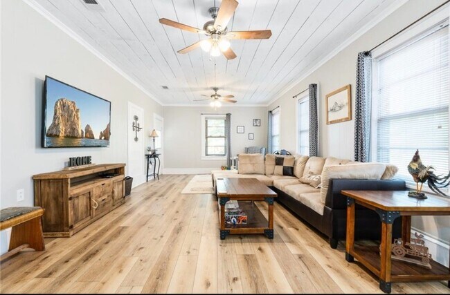 Photo - 310 Dosher Ln