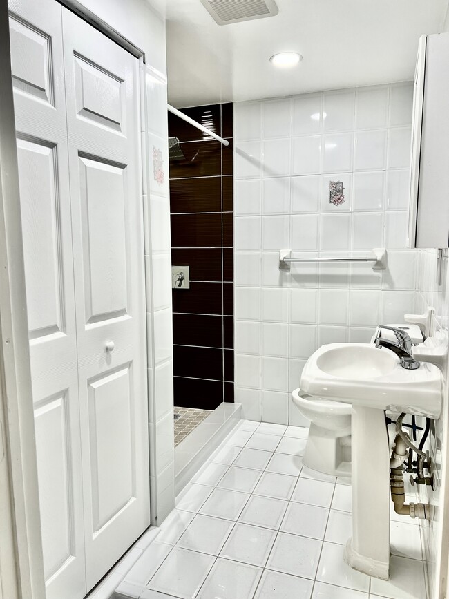 Building Photo - 649 W 14th St Unit 649 W 14th st Hialeah ,FL