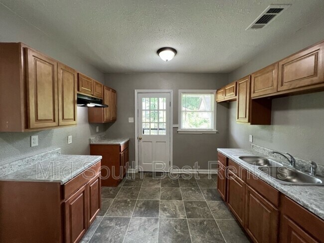 Photo - 875 N Holmes St