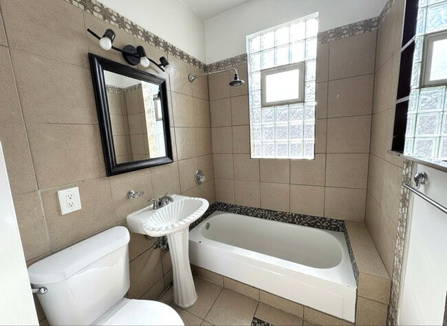 Photo - 2908 N Springfield Ave Unidad 2R