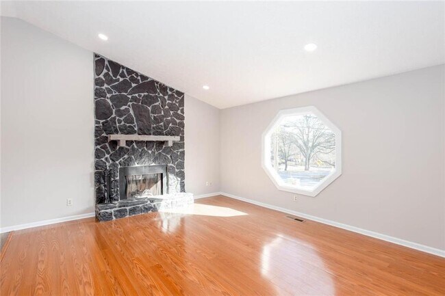 Photo - 4049 Leicester Dr NE