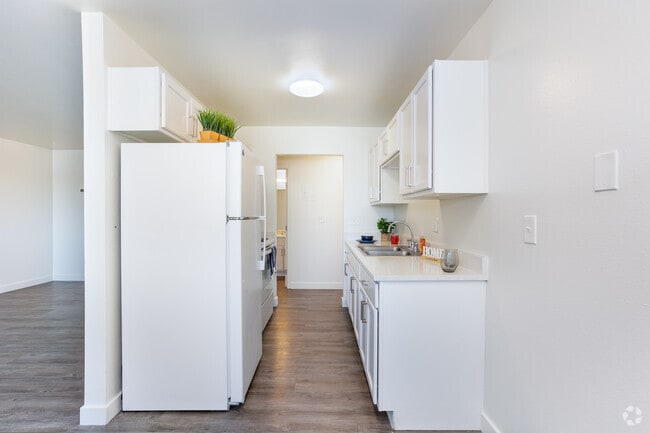 3BR, 2BA - 921SF - Kitchen - Grace Apartments