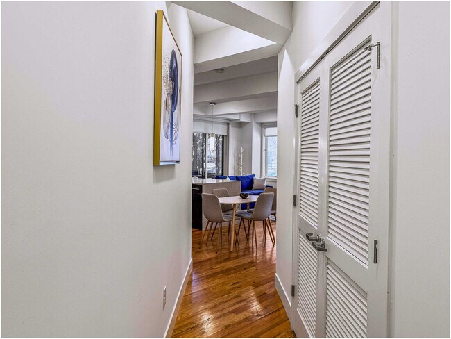 Photo - 236 W Thompson St Unit ID1332434P