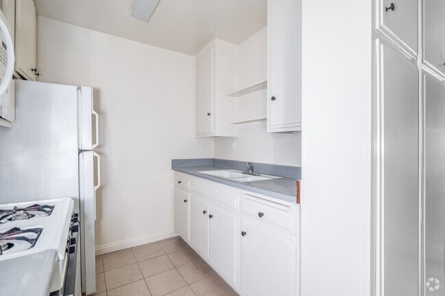 1BR, 1BA - 700SF - Kitchen - Fuller Apartments