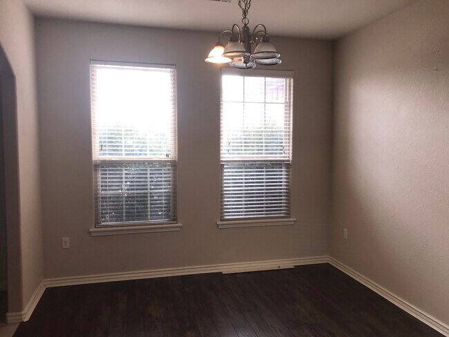 Photo - 460 Novarra Dr