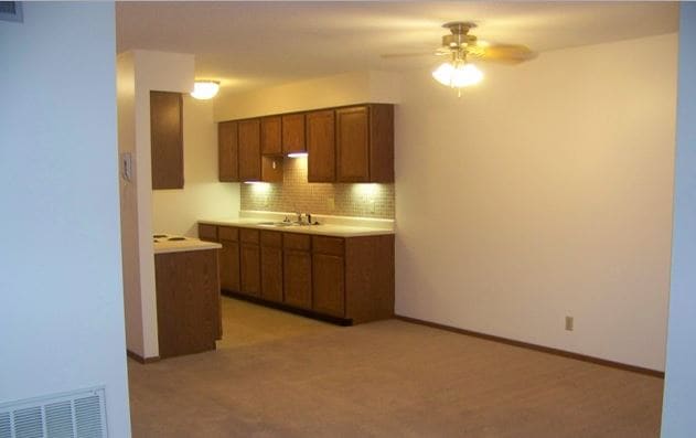 Cocina y comedor - Roselawn Apartments