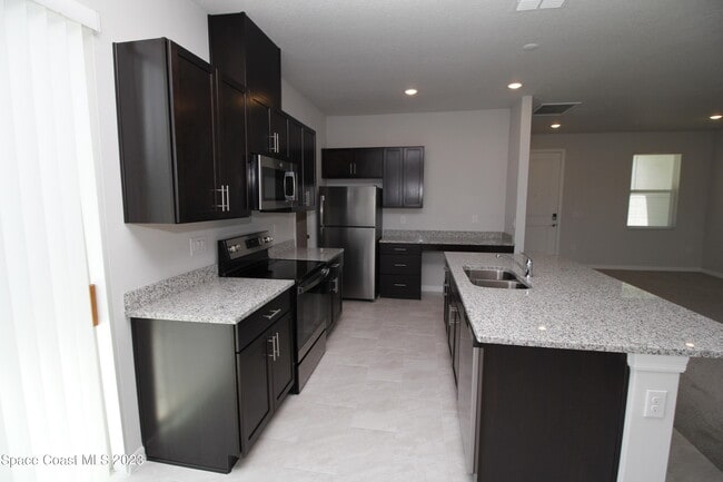 Photo - 743 Andrew St SE