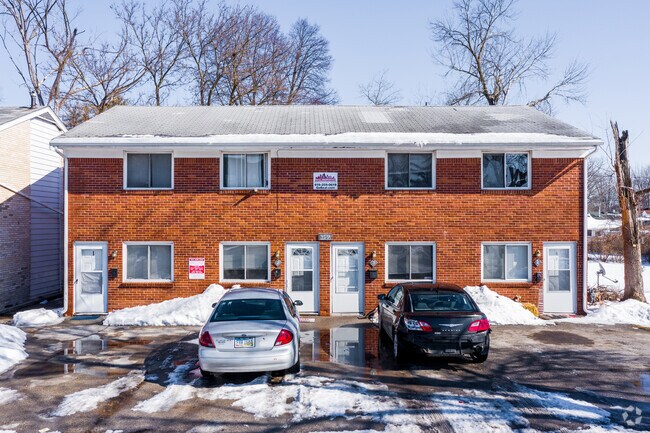 Unit Entrances and Parking - 5664 Harschel Dr