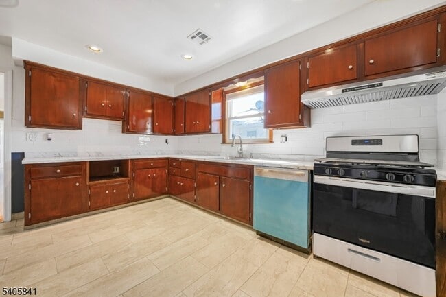 Photo - 686 Gates Terrace