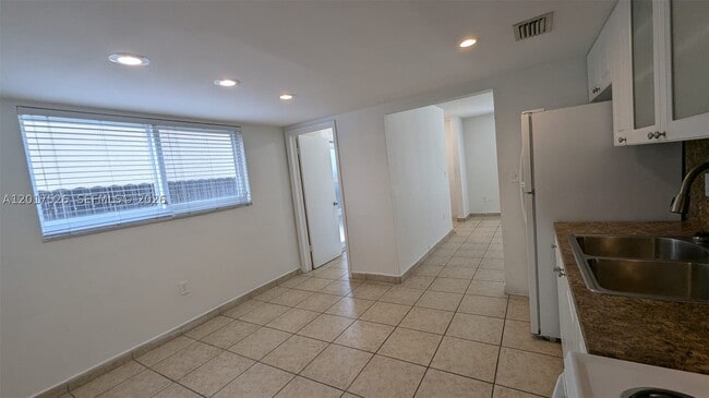 3525 SW 25th St Unit 1