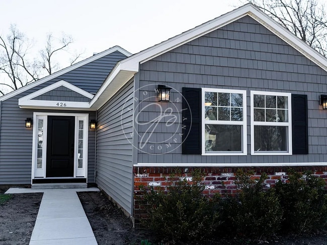 Building Photo - FULLY RENOVATED HOME NEAR DOWNTOWN PERRYSBURG | 3 BED | 2.5 CAR GARAGE | FENCED YARD