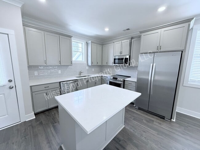 1212 Ivy Rd