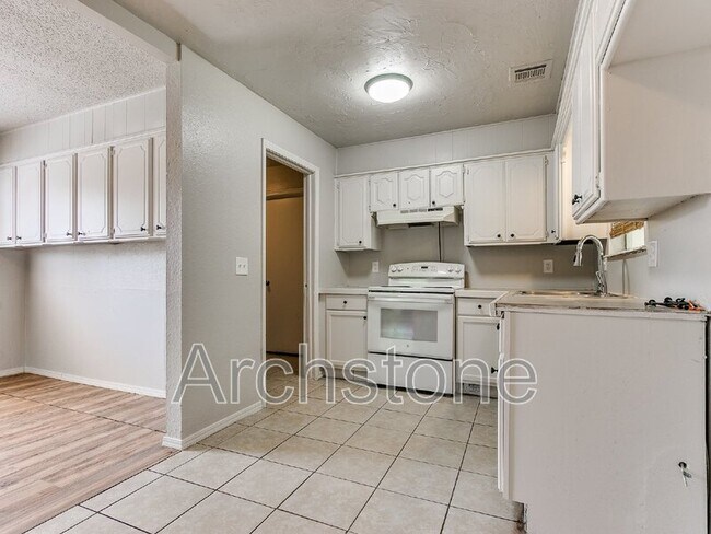 Photo - 8814 NE 13th St