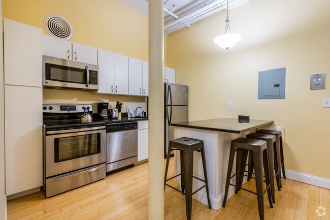 4BR, 2BA - 1,000SF