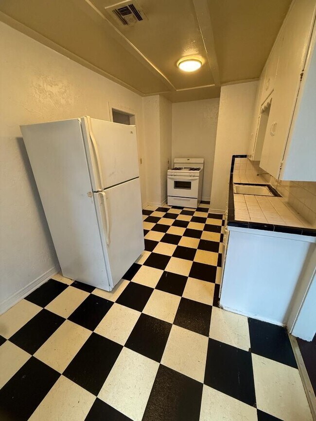 Photo - 2 Bed 1 Bath Duplex For Lease NOW!