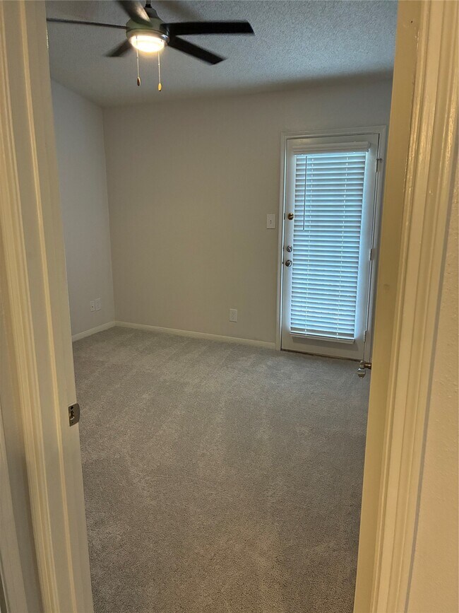 Building Photo - 2121 Hepburn St Unit 404