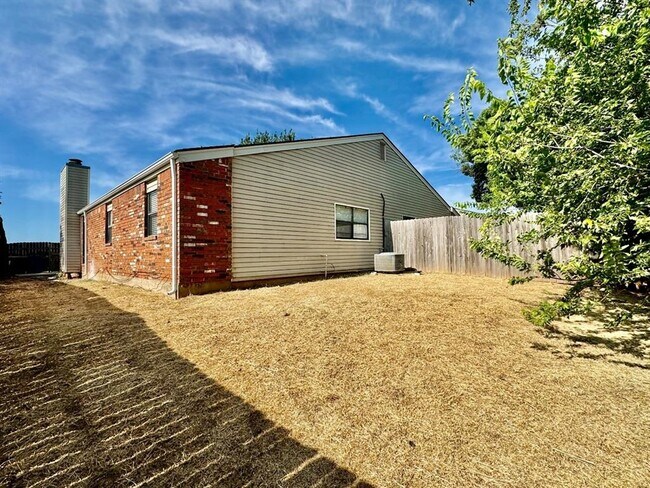 Photo - 925 Swan Lake Ct