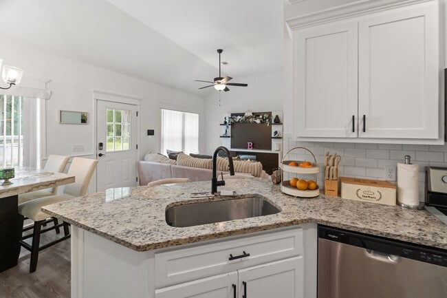 Photo - Comfort & Style Meet in This Beautiful 4 Bedroom Midway Home