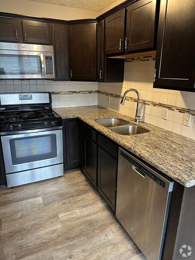 Building Photo - Updated 3 Bed 1.5 Bath Townhome with basem...