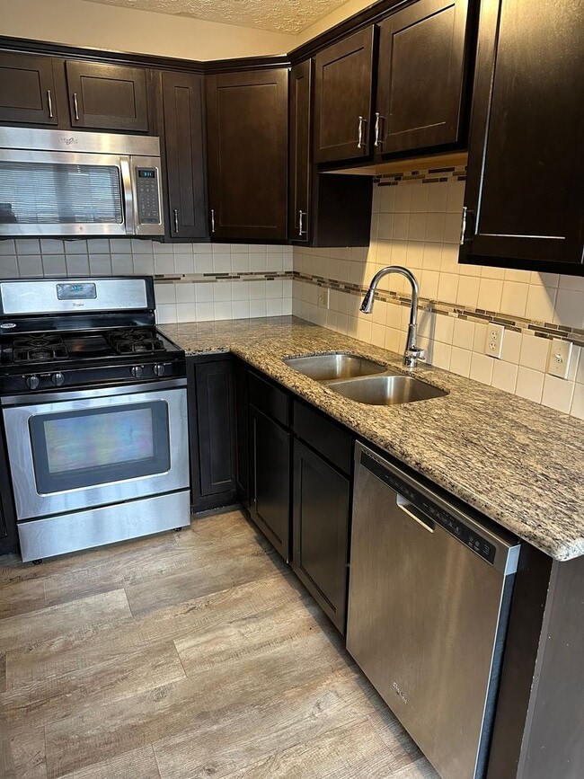 Updated 3 Bed 1.5 Bath Townhome with basem... - Updated 3 Bed 1.5 Bath Townhome with basem...