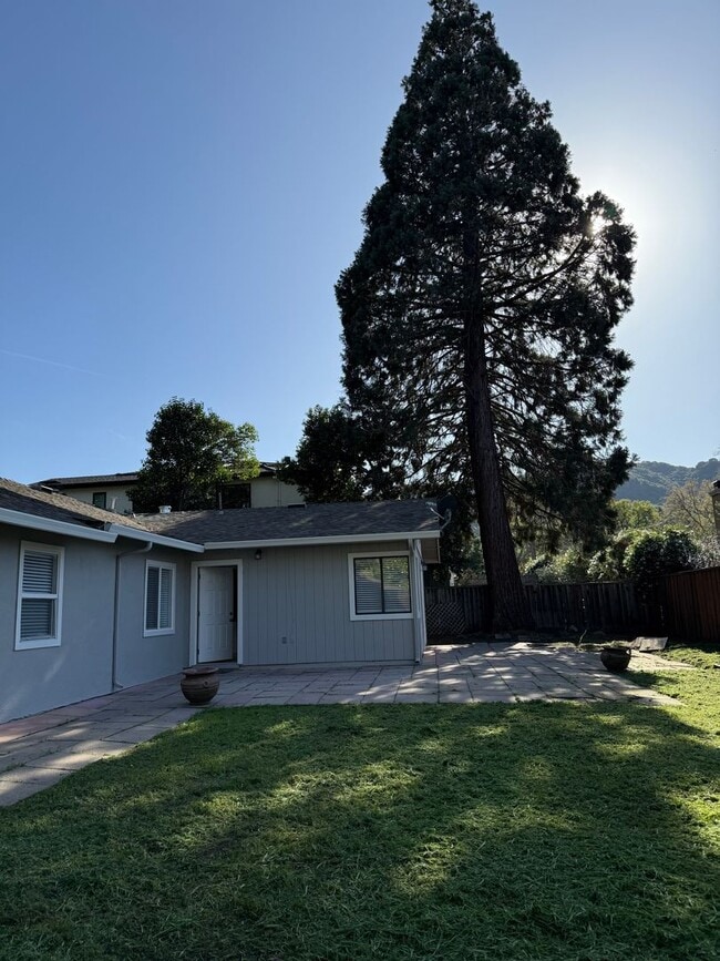 Building Photo - 33 Mary Ct