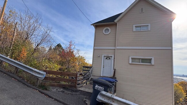 Building Photo - 1712 W 3rd St Unit 301