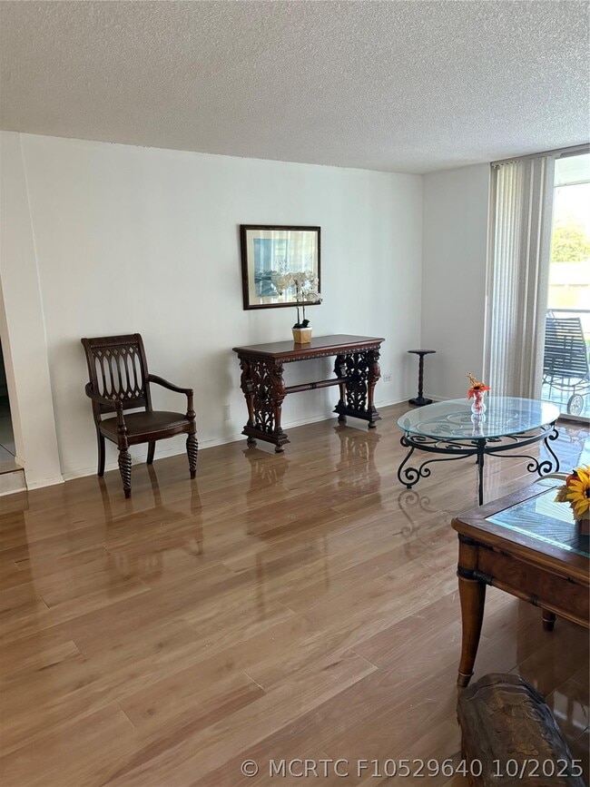 Building Photo - 3750 Inverrary Dr Unit 1w