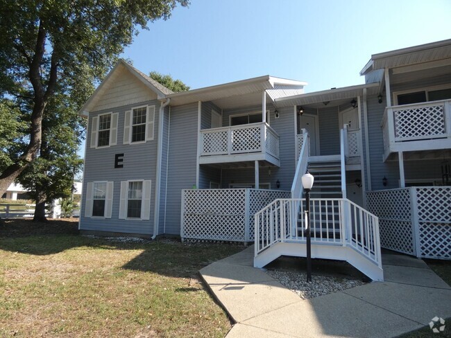 Building Photo - Updated Upstairs Unit with Vaulted Ceiling... Rental