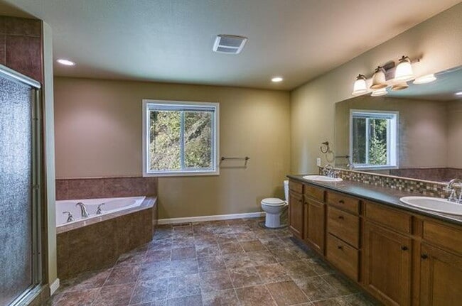 Photo - Newer Happy Valley Home – Easy Walk to WWU & Minutes from Downtown Bellingham