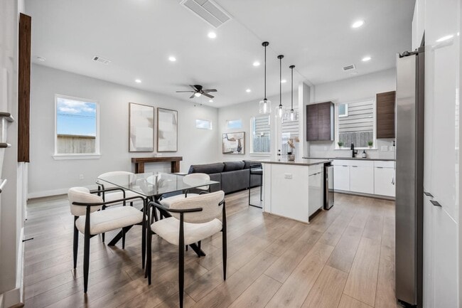 Photo - 303 Charlock St