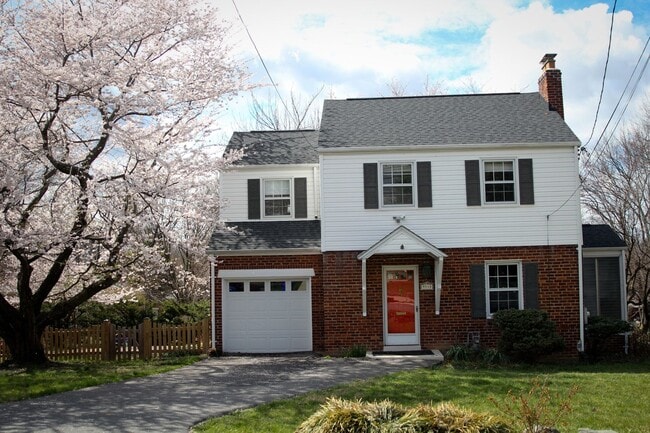 Building Photo - Charming 3BR Colonial with Fully Fenced Yard, Available Now