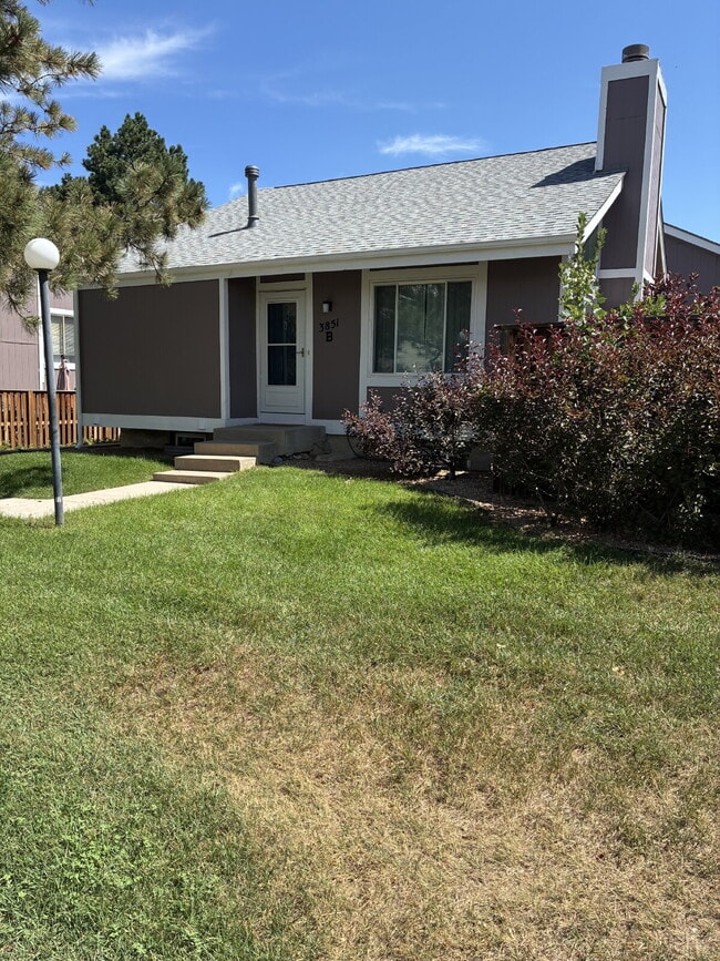 Building Photo - Beautiful Townhome - 4 Bedrooms 3 Bathroom with 2 Additional Bonus Rooms! Unit B