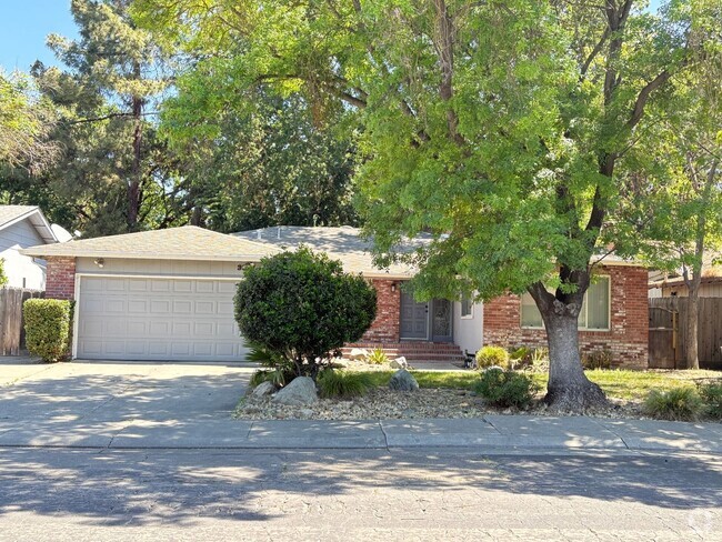 Building Photo - Beautiful 3 Bed, 2 Bath Home in a Desirabl...